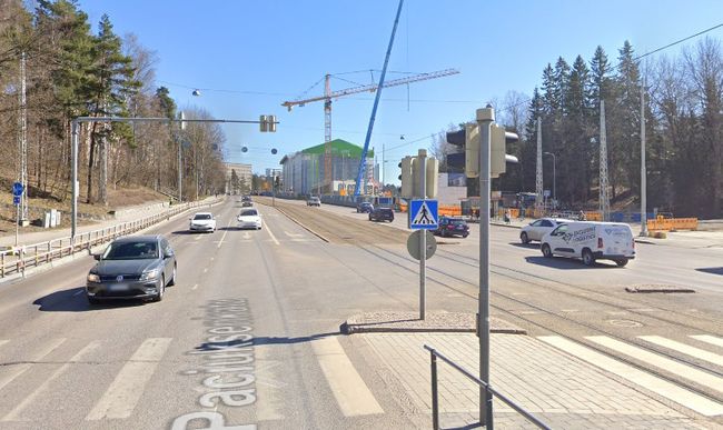 Kuvakaappaus Google Mapsista Paciuksenkadun mäen alapäästä. Pyöräilijälle se on jyrkkä ja pitkä nousu.